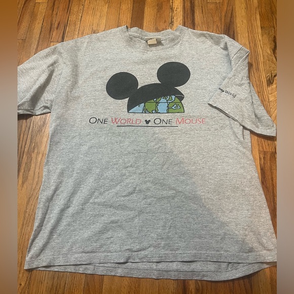 Vintage Walt Disney “One World One Mouse t-shirt. Armpit to armpit measures 23” - Picture 1 of 4